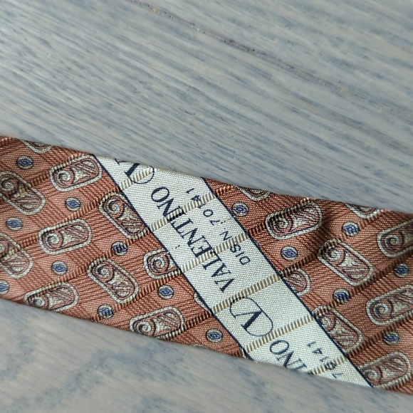 Vintage Valentino silk tie - Picture 7 of 7
